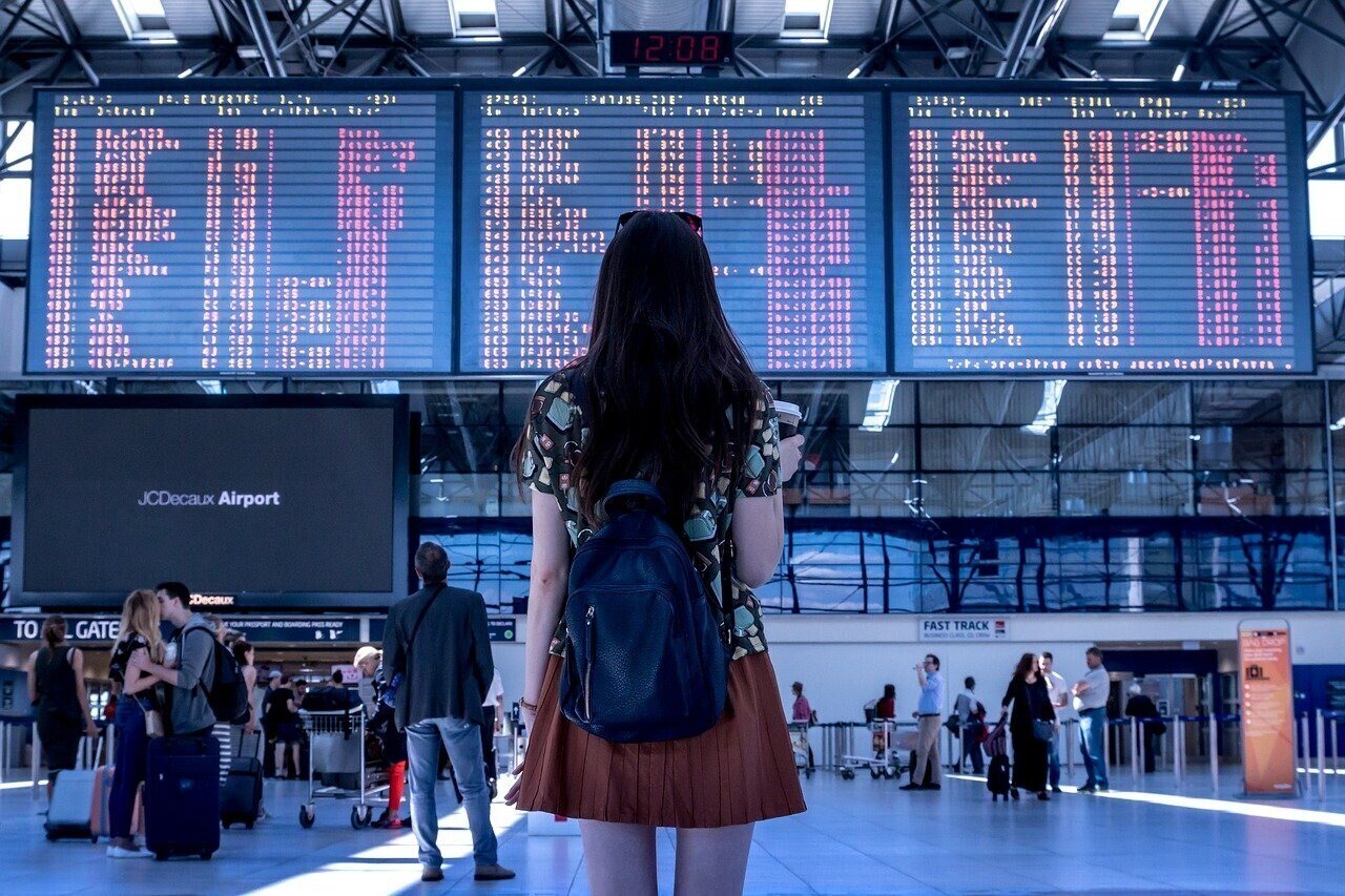 tourismus-frauen-flughafen-info-reisen