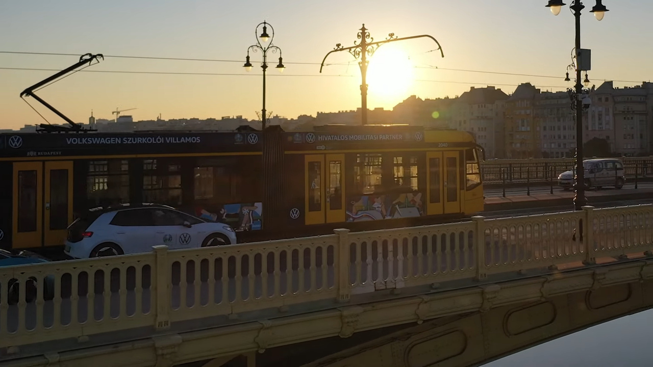 tram-budapest-public-transport