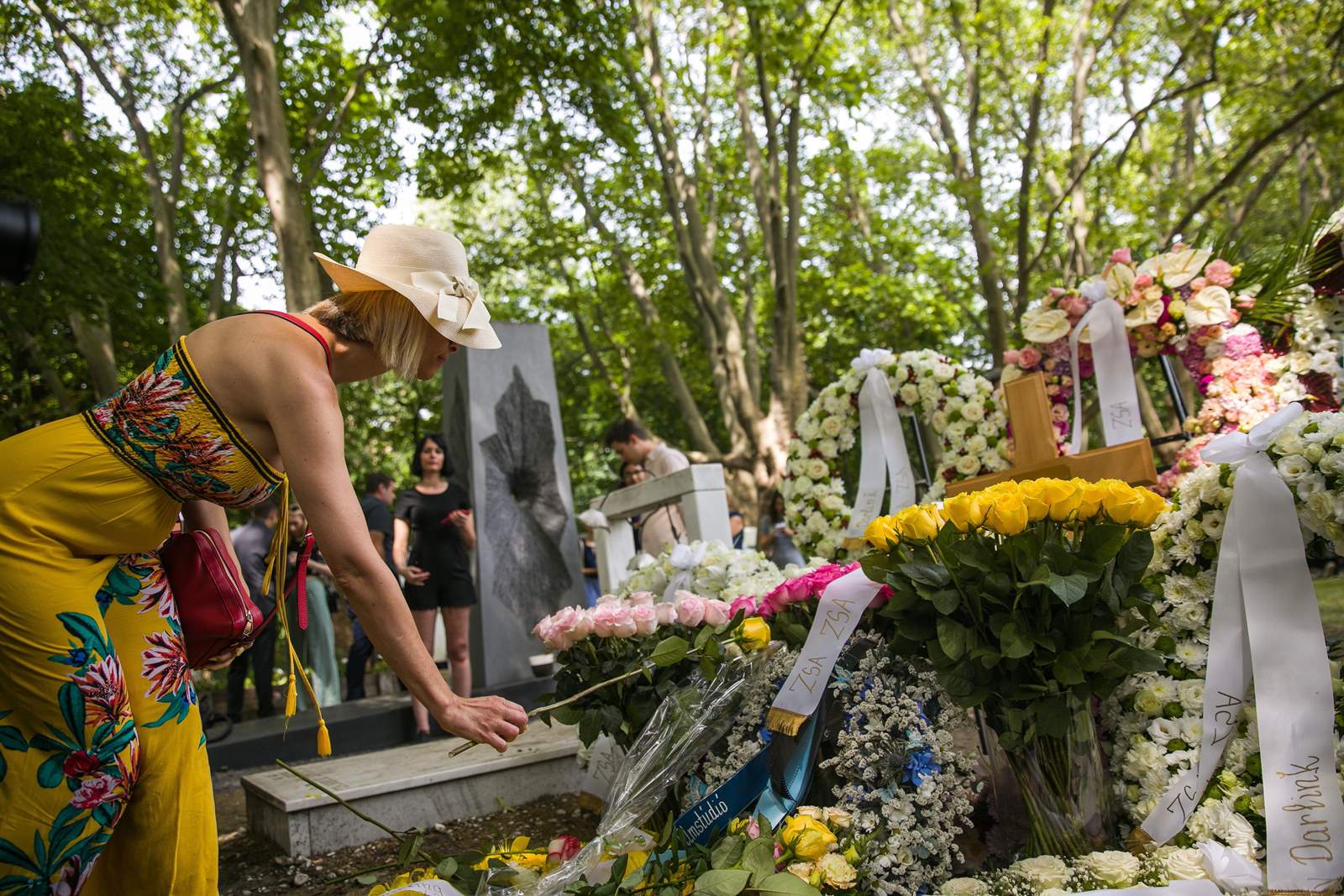 Die Asche von Zsazsa Gábor wurde am Dienstag, fast fünf Jahre nach ihrem Tod, auf dem Friedhof der Fiumei-Straße in Budapest beigesetzt.