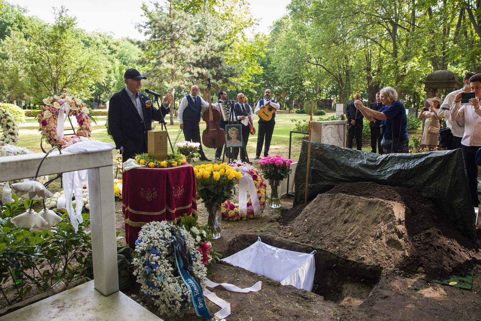 Popel Zsazsy Gáborové byl uložen v úterý na hřbitově na ulici Fiumei v Budapešti, téměř pět let po její smrti.