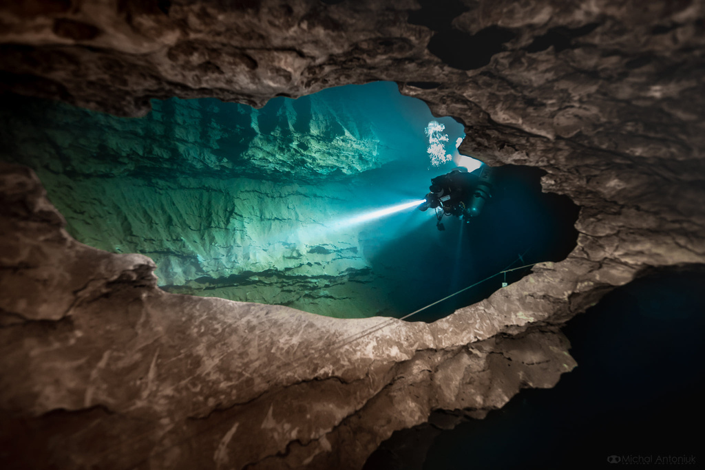 莫尔纳尔亚诺斯洞穴