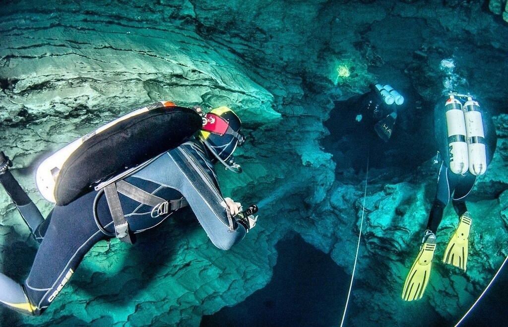 Molnár János Cave Official