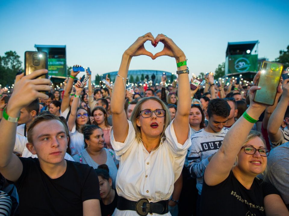 Budapest-crowd-concert