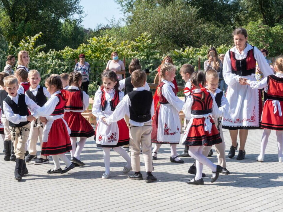 Hungary-folk-dance-children