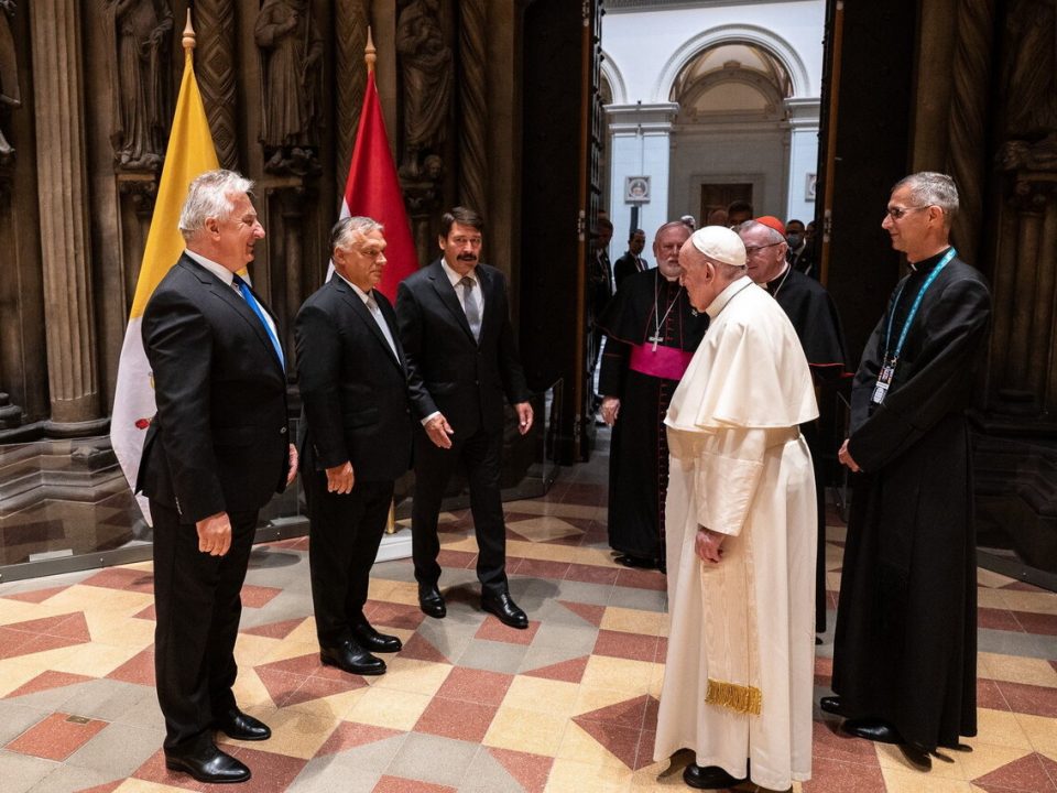 Pope Francis Leaves Hungary 7