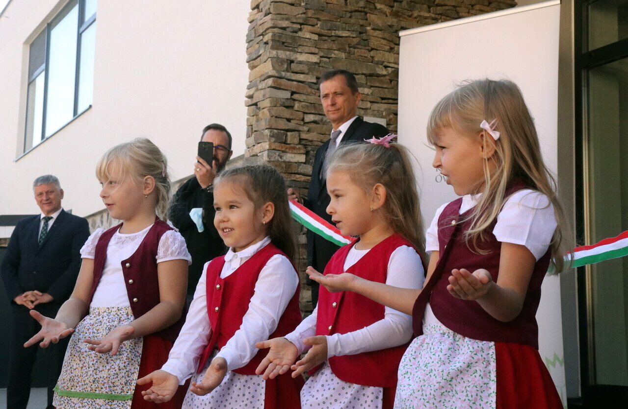 孩子们在 Királyhelmec 当地归正教区新幼儿园和托儿所的落成典礼上表演
