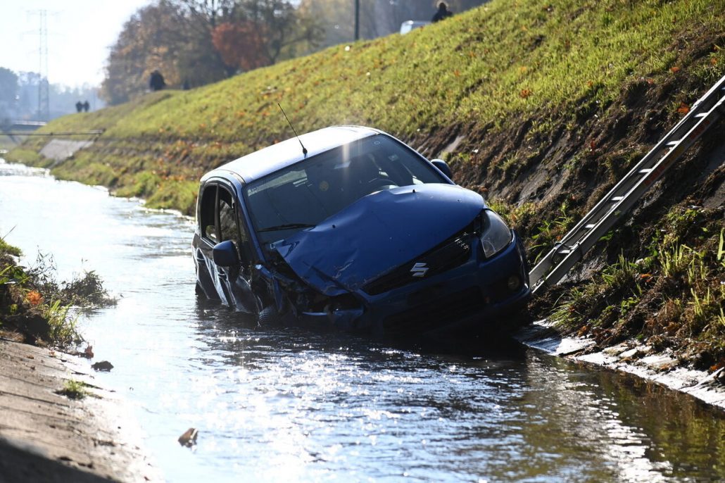 Auto fiel in Flussunfall