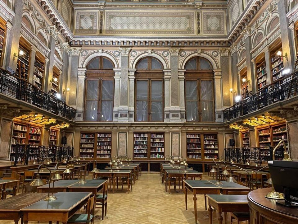 Elte-Bibliothek Budapest-Buch