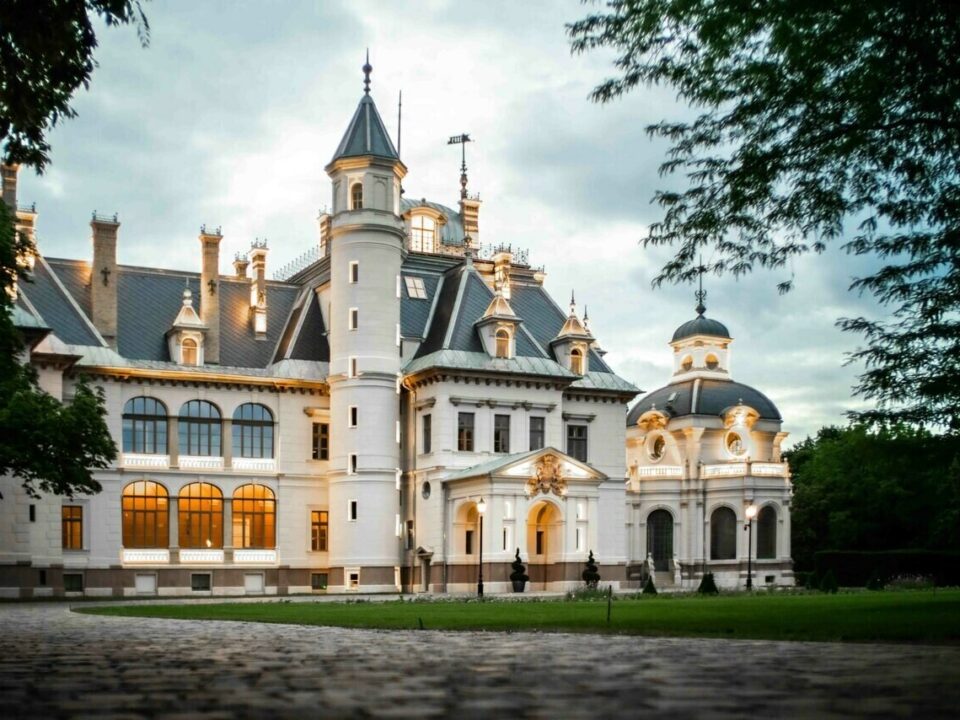 Замок БОТАНІК туро-угорського аристократичного замку