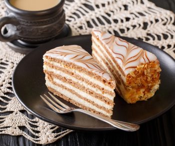 हंगेरियन व्यंजन एज़्टेरहाज़ी केक