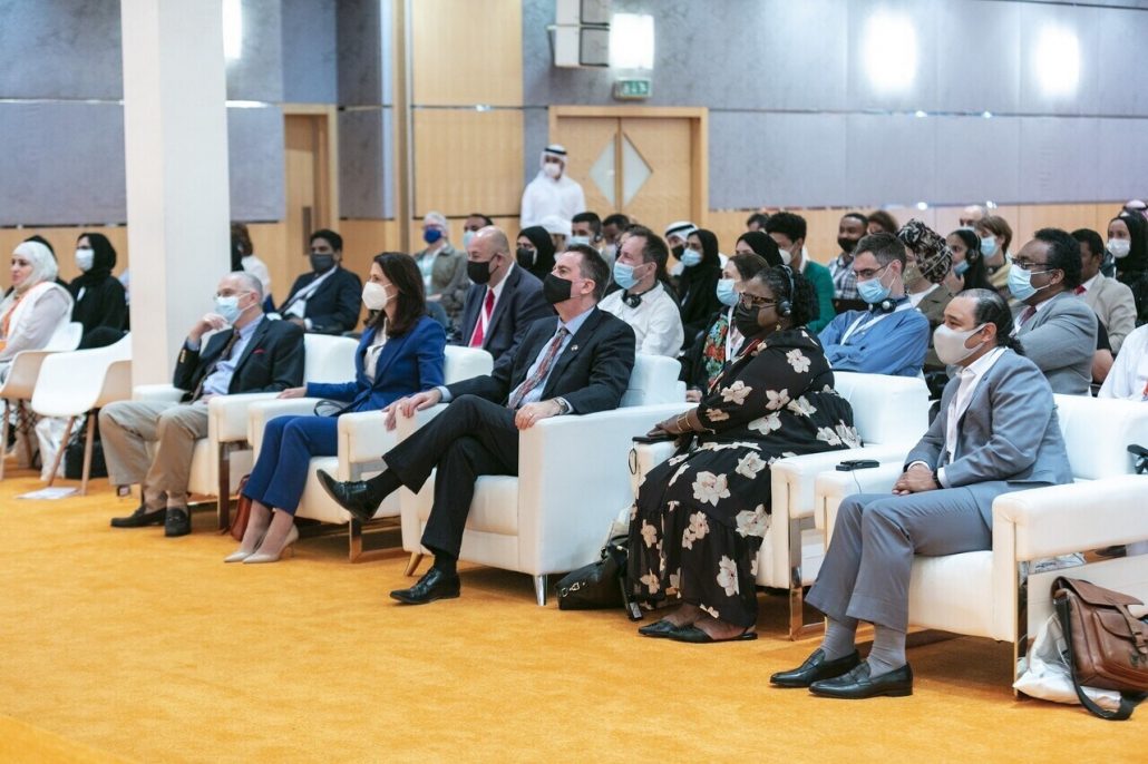 سعادة ميغان جريجونيس ، القنصل العام للولايات المتحدة في دبي ، الإمارات العربية المتحدة ، من بين الحاضرين في مؤتمر الشارقة الدولي الثامن للمكتبات (SILC)