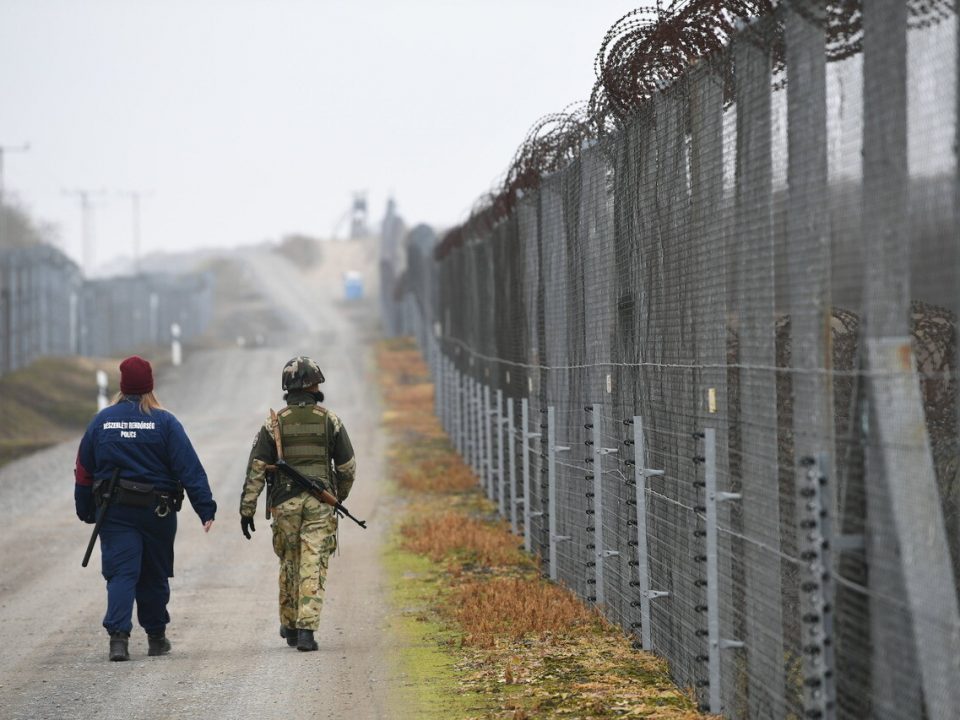 Recinzione di controllo del confine ungherese