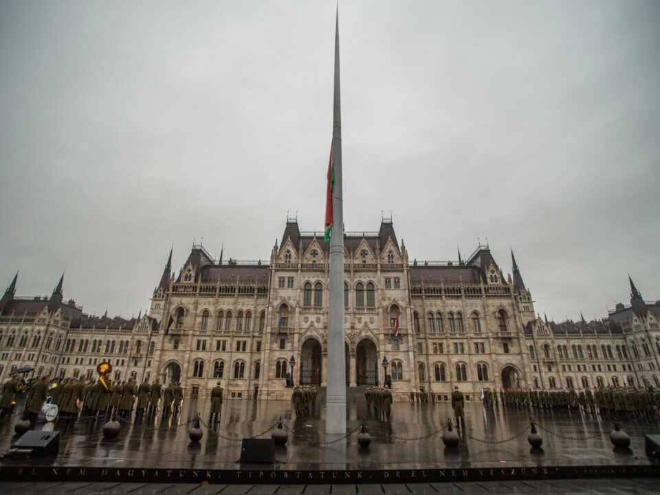 Национальный флаг-Будапешт