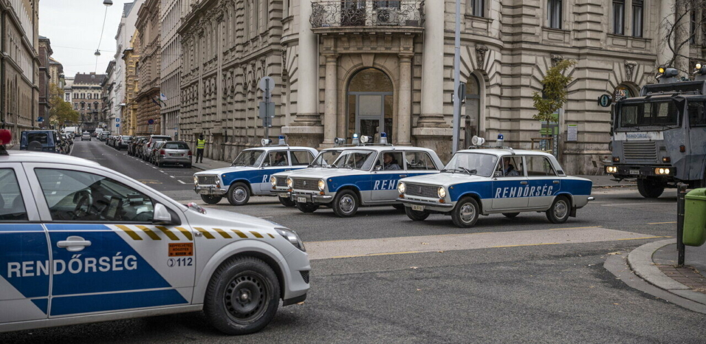 Coffret de cinéma rétro de voitures de police hongroises redimensionné