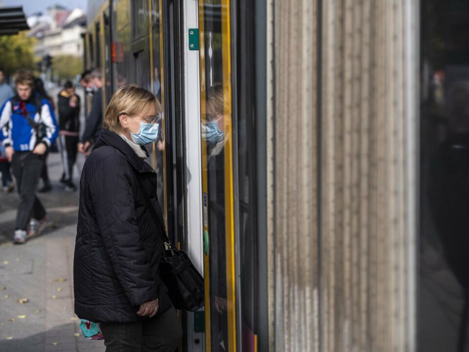 mask restriction hungary