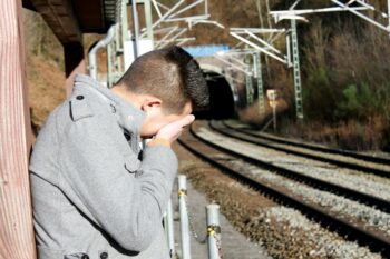 年轻人火车轨道自杀
