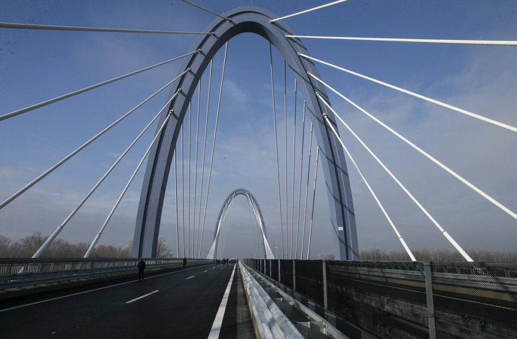 Міст через річку Тиса