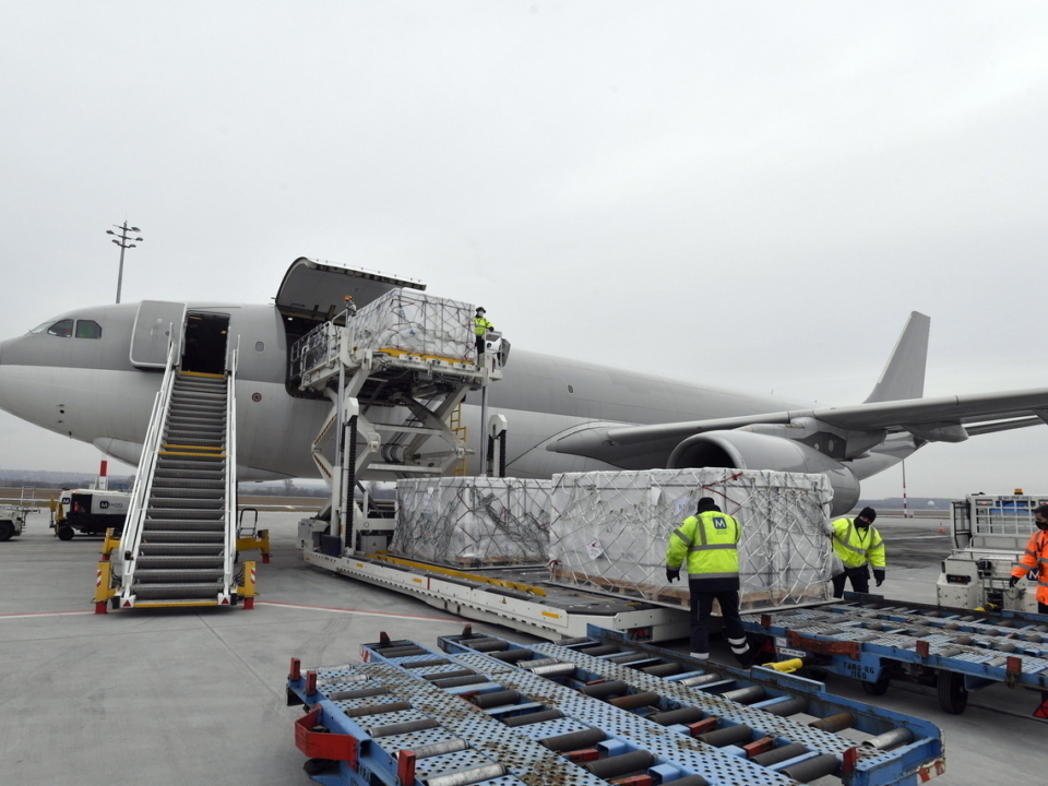 Hungarian Cargo Plane Thereszállító Repülőgép Resized