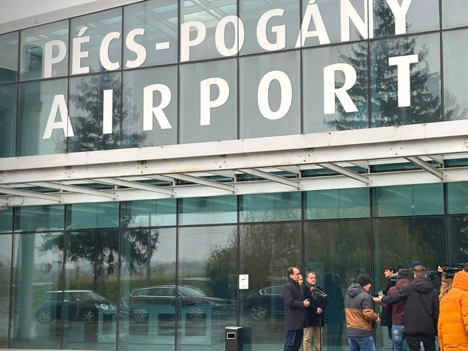 Pecs-Pogany-aeropuerto