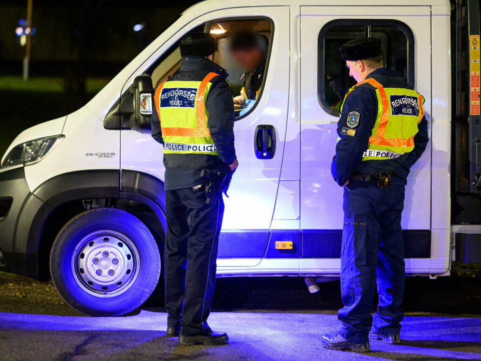 Polizei Rendőrség verhaftet Haftwagen Kocsi