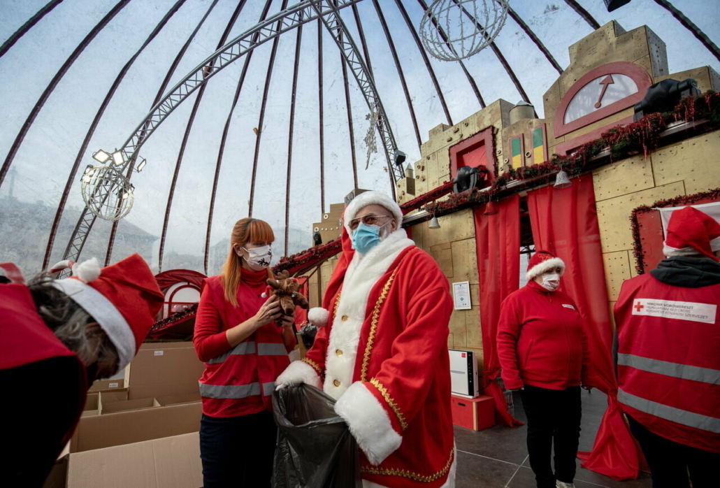 Dobrotvorna organizacija Djed Mraz daruje djecu Mađarska Budimpešta Mikulásgyár