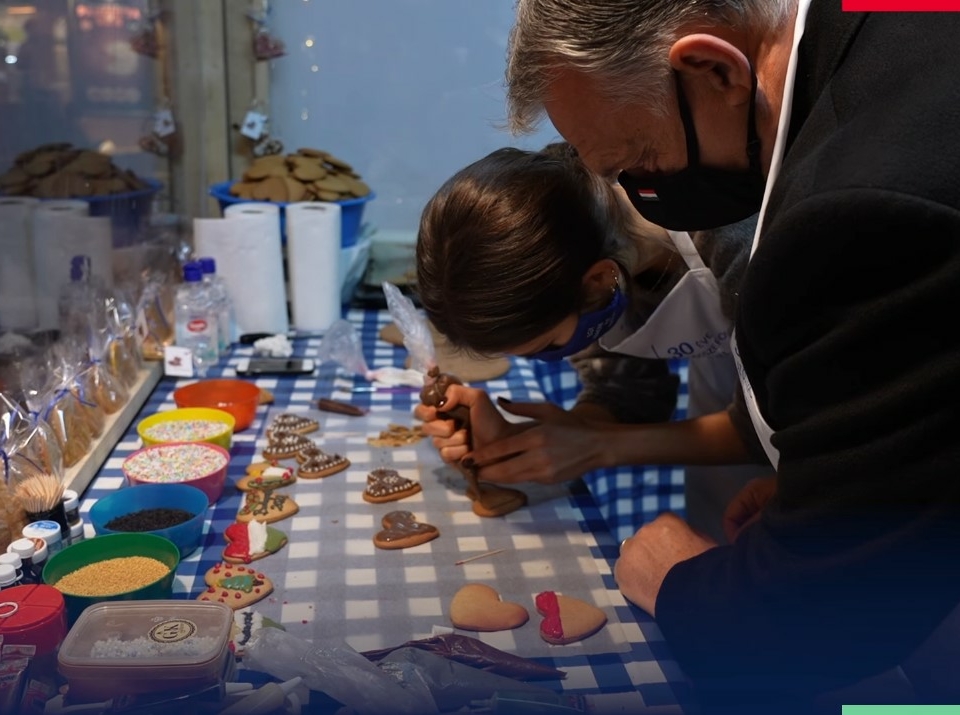 Viktor Orbán Marks International Volunteer Day Gingerbread Decorating