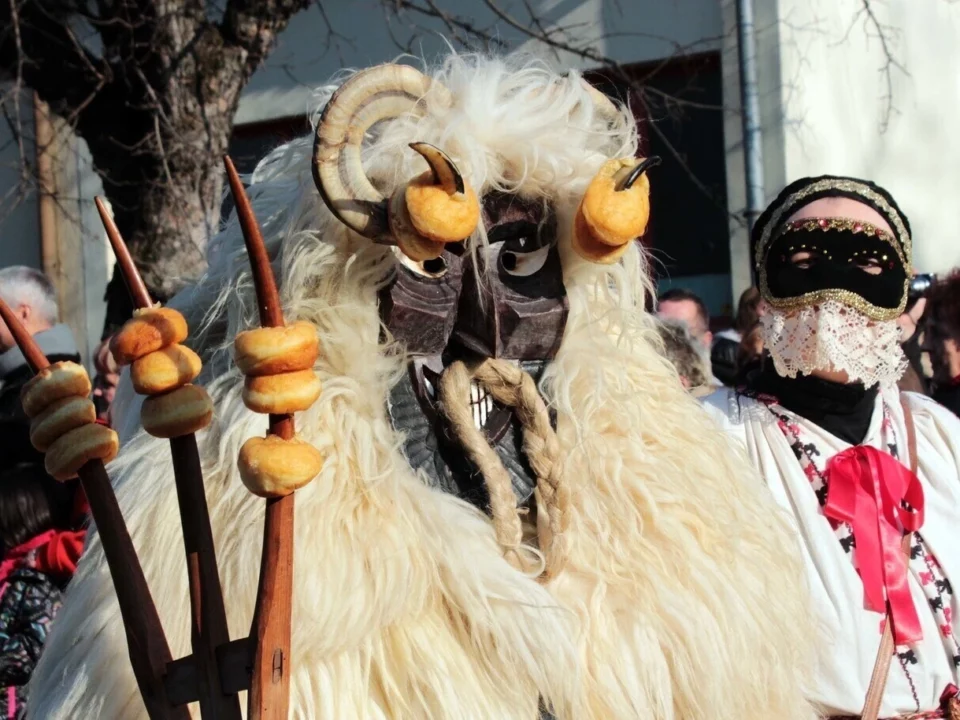 Карнавальный сезон в Бусохарасе Фарсанг Телузес Зима