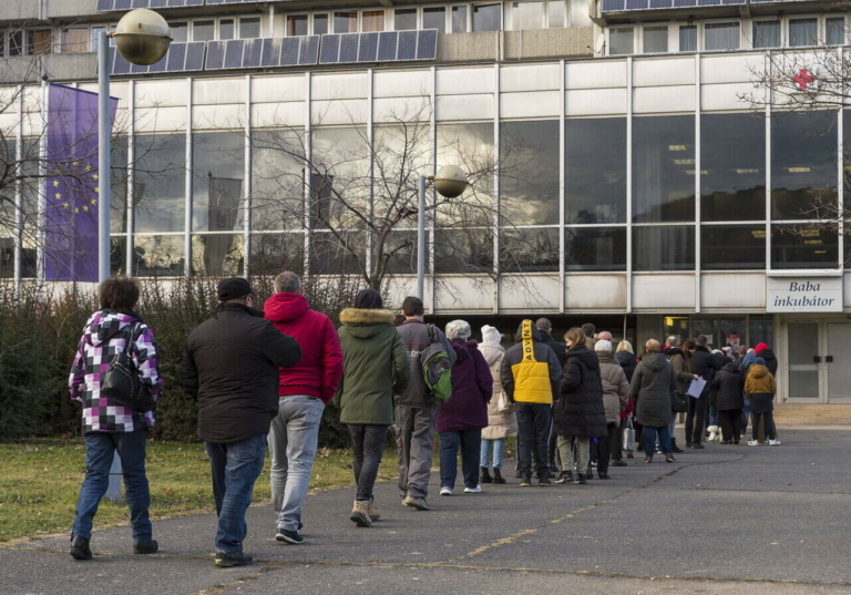 Crowd-Gyor-people-hospital