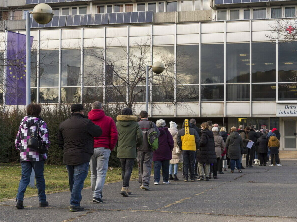 Crowd-Gyor-people-hospital