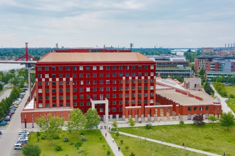 ELTE Campus Lágymányos راتب الأساتذة