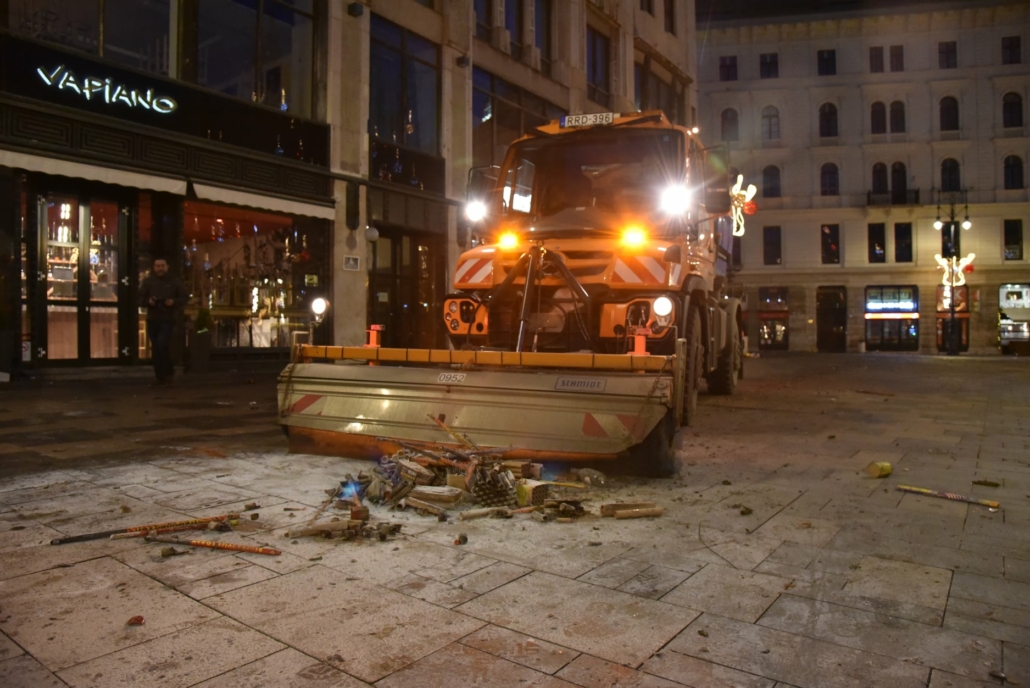 Angajații FKF curăță Budapesta 2