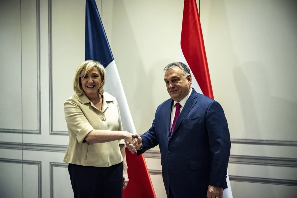 El primer ministro húngaro, Viktor Orbán, conversa con Marine Le Pen