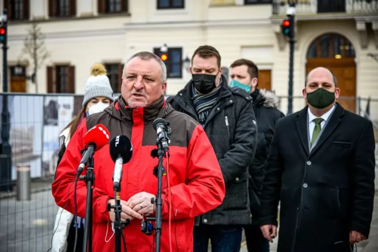 Imre Komjáthi opposition press conference