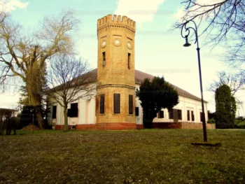 Романтичний замок біля Pápa 1