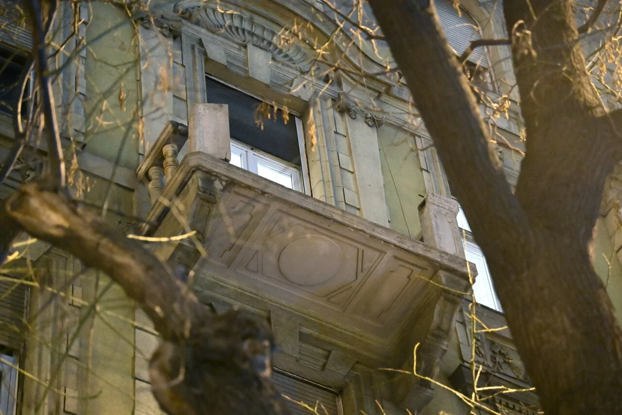 Tragedy-Budapest-balcony