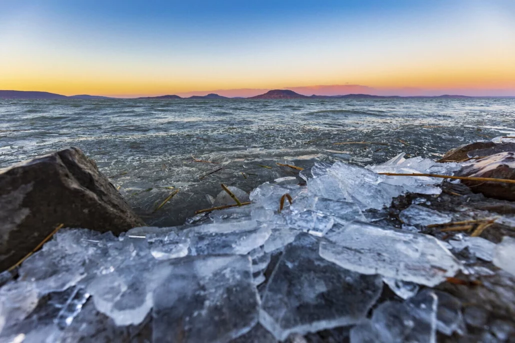 Winter-Balaton-gebrochener Eis-Sonnenuntergang