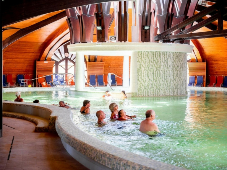 The most spectacular Hungarian thermal baths outside of the capital ...