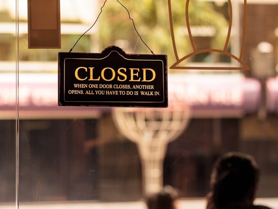 cartel de restaurante cerrado