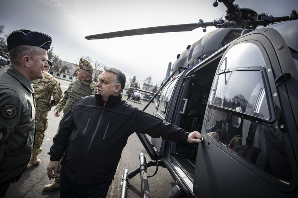 El primer ministro húngaro Viktor Orbán visita la frontera húngaro-ucraniana