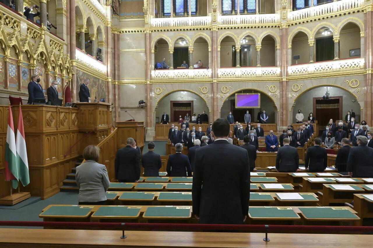 Hungarian parliament (2)