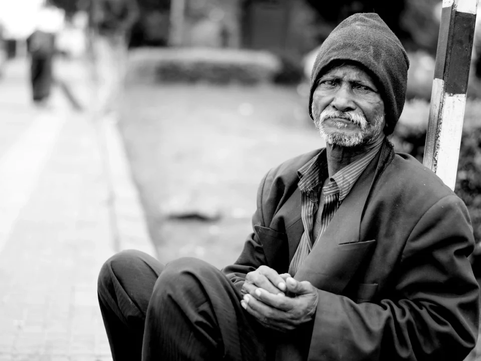 Bătrân fără adăpost sărac
