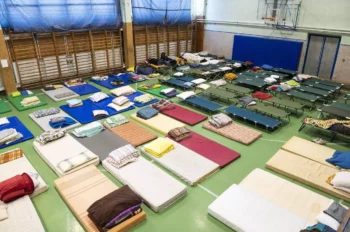 Кровати для беженцев в спортивном зале