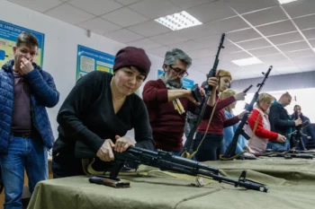 市民はウクライナで武器の使い方を学ぶ