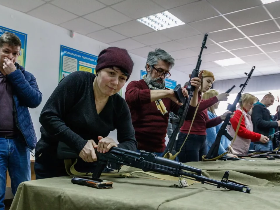 Citizens learn how to use weapons in Ukraine