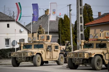 Unité des forces de défense hongroises à la frontière hongro-ukrainienne à Barabás