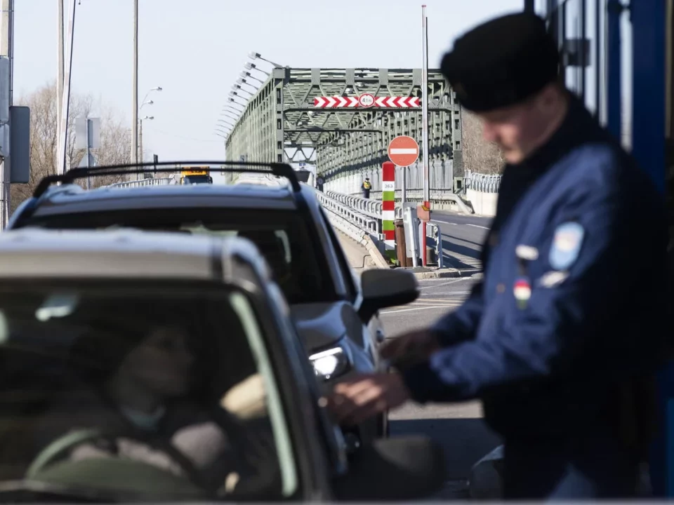 हंगरी-यूक्रेन सीमा पर ज़ाहोनी में मिहाली वर्गा वित्त मंत्री