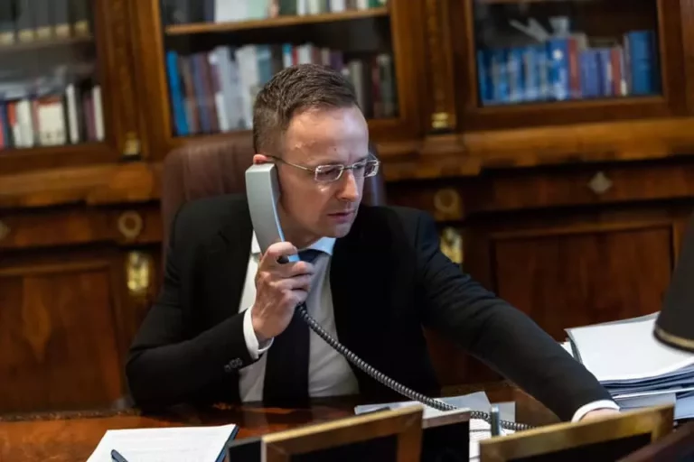 Péter Szijjártó foreign minister phone