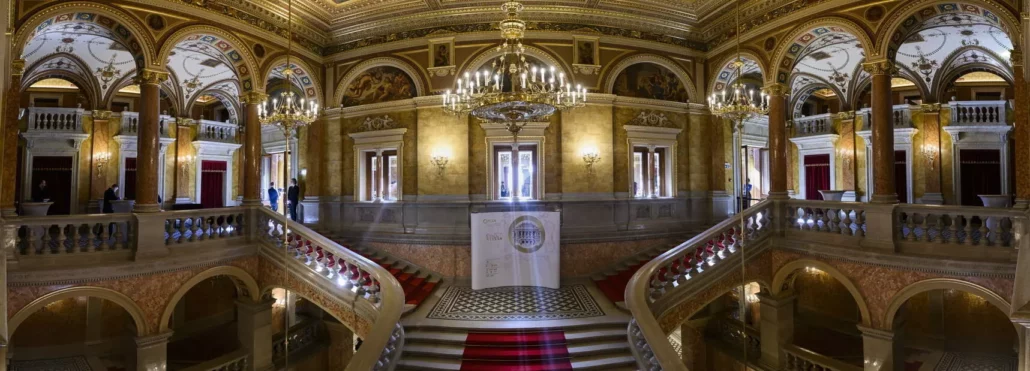 改良されたハンガリー国立歌劇場のパノラマのサイズ変更