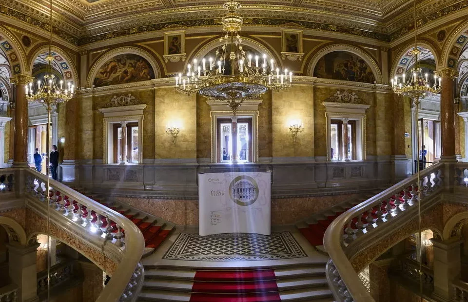 Змінити розмір панорами оновленої Угорської державної опери