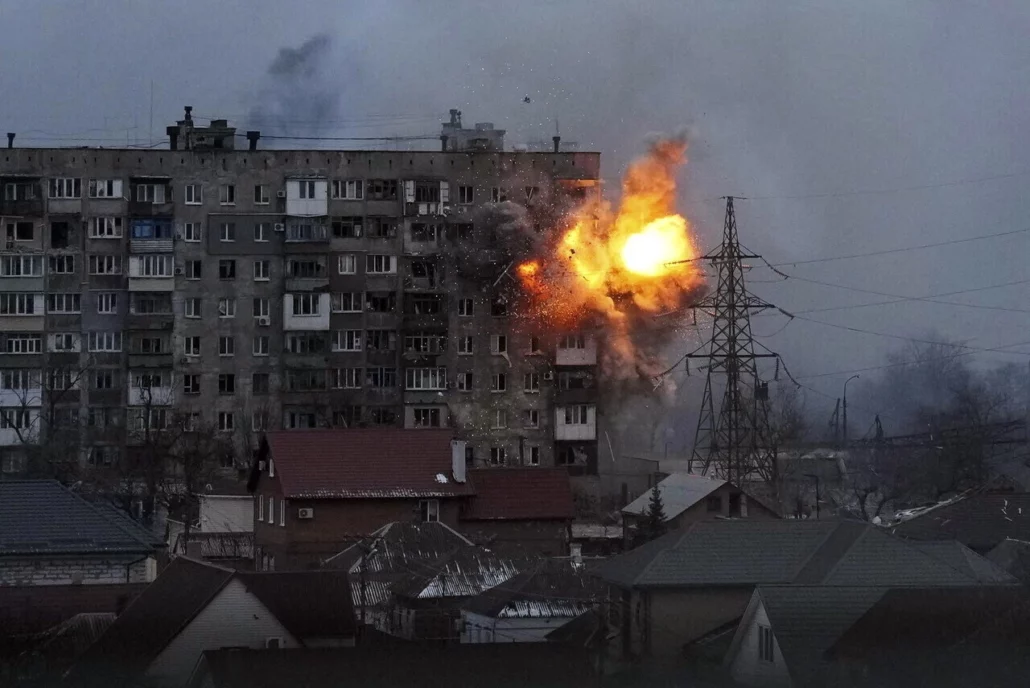Municiones rusas golpean bloque de apartamentos en Mariupol redimensionado